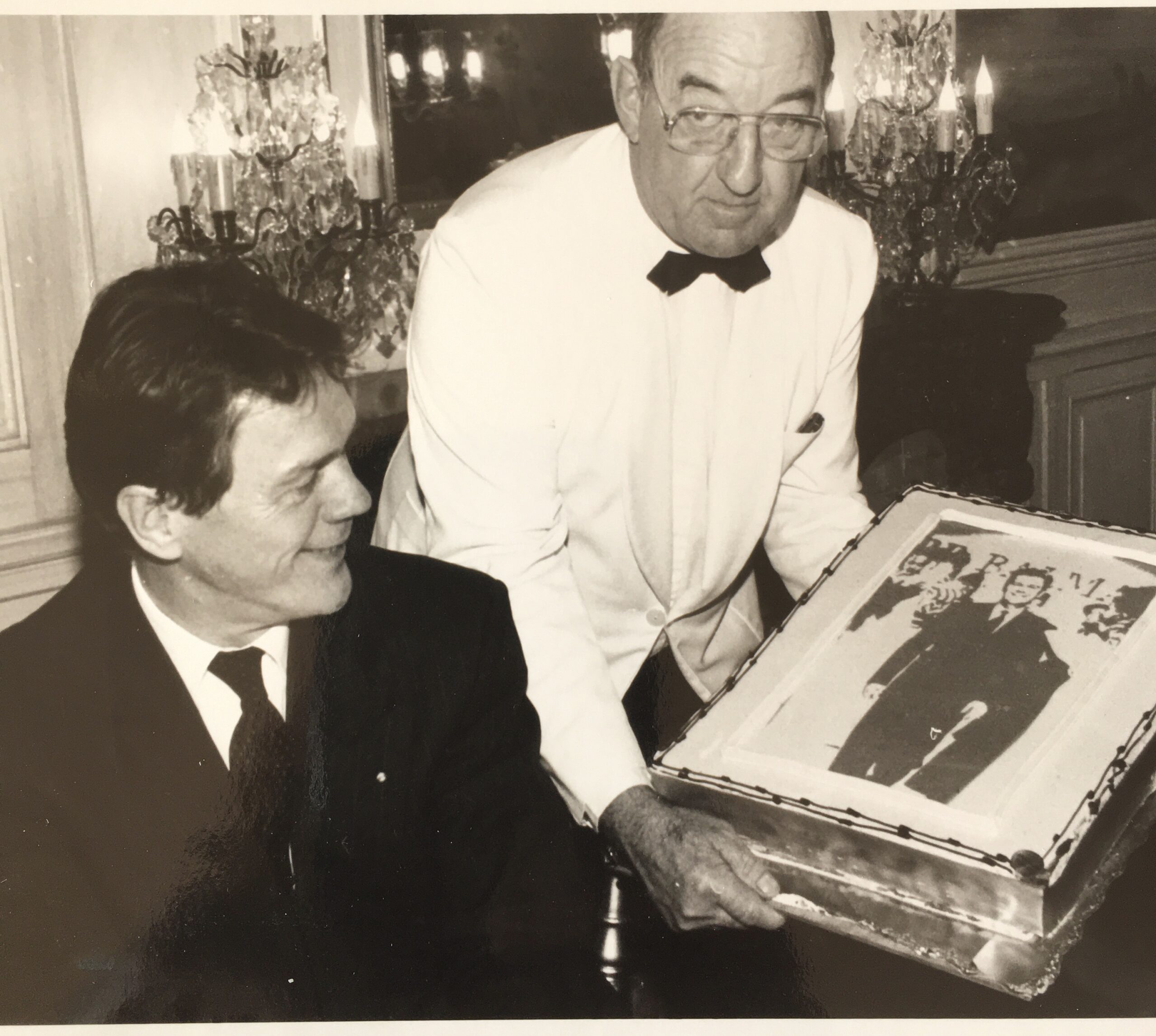 Diner campagne Pastré – Eric Mortensen découvre son portrait sur le gâteau