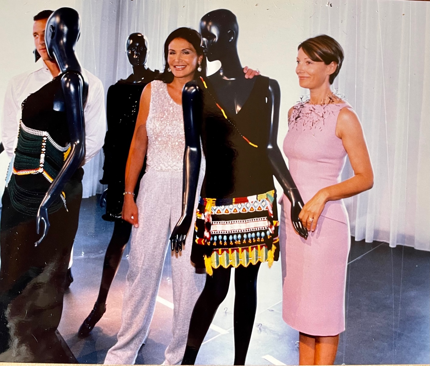 Olivier Saillard, Mouna Ayoub & Maryline Bellieud-Vigouroux devant un modèle de la maison @dior de @jgalliano - Collection Masaï